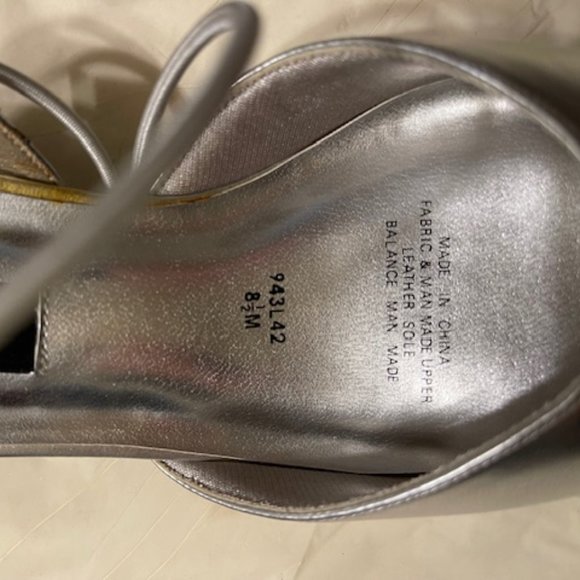 Silver Metallic pumps with criss cross elastic strap - Picture 4 of 4